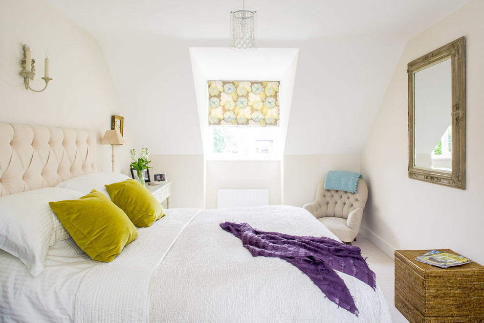 Großes Maritimes Schlafzimmer mit beiger Wandfarbe, Teppichboden und grauem Boden in Buckinghamshire