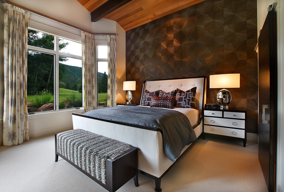 Стильный дизайн: большая хозяйская спальня в современном стиле с коричневыми стенами, ковровым покрытием, стандартным камином, фасадом камина из камня и коричневым полом - последний тренд
