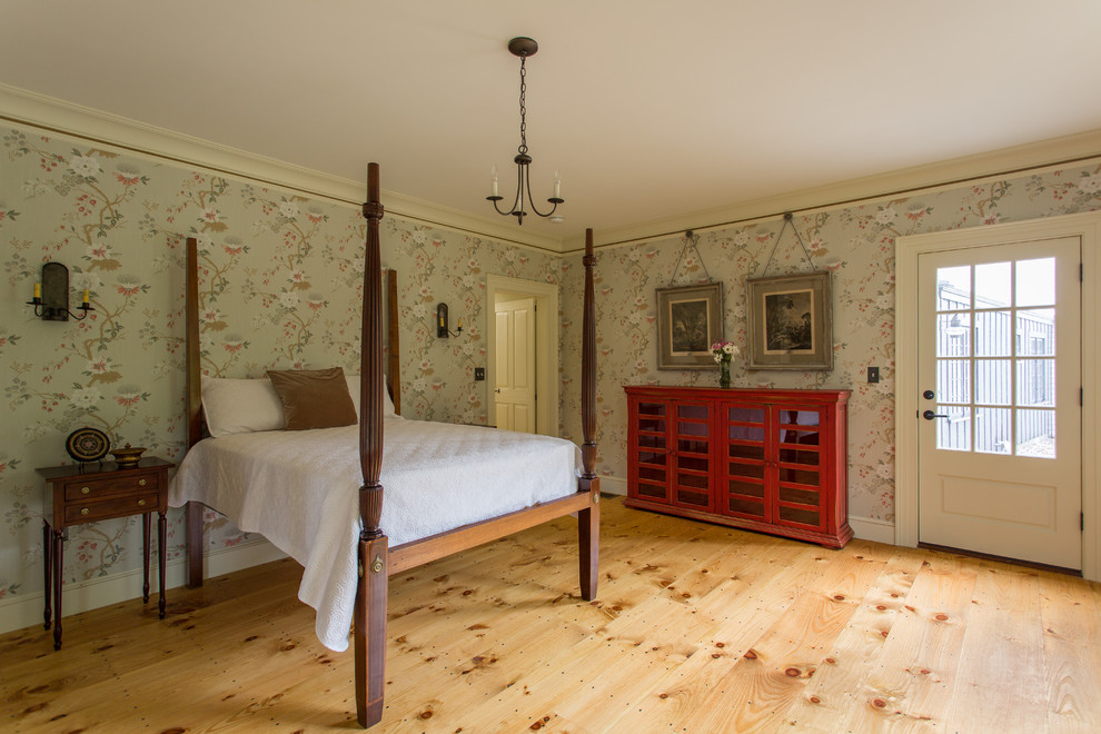 Großes Country Hauptschlafzimmer ohne Kamin mit bunten Wänden und hellem Holzboden in Boston