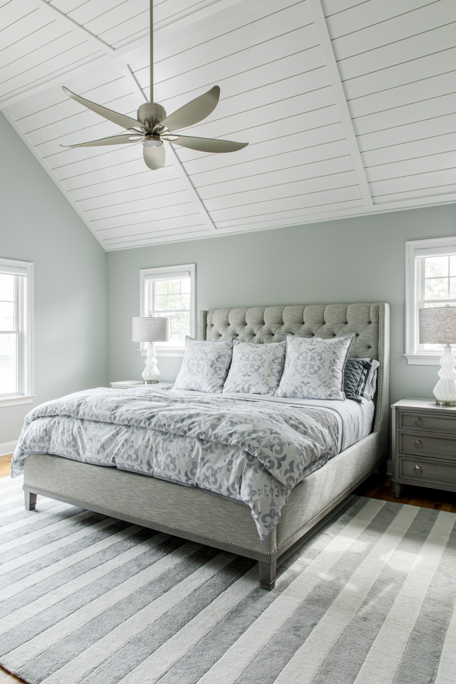 Maritimes Schlafzimmer mit grauer Wandfarbe und hellem Holzboden in New York