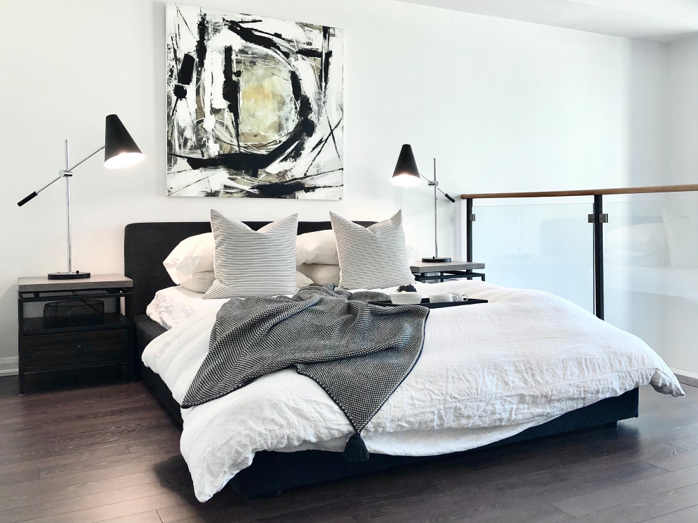 Ejemplo de dormitorio tipo loft y abovedado actual de tamaño medio con paredes blancas, suelo de madera oscura y suelo marrón