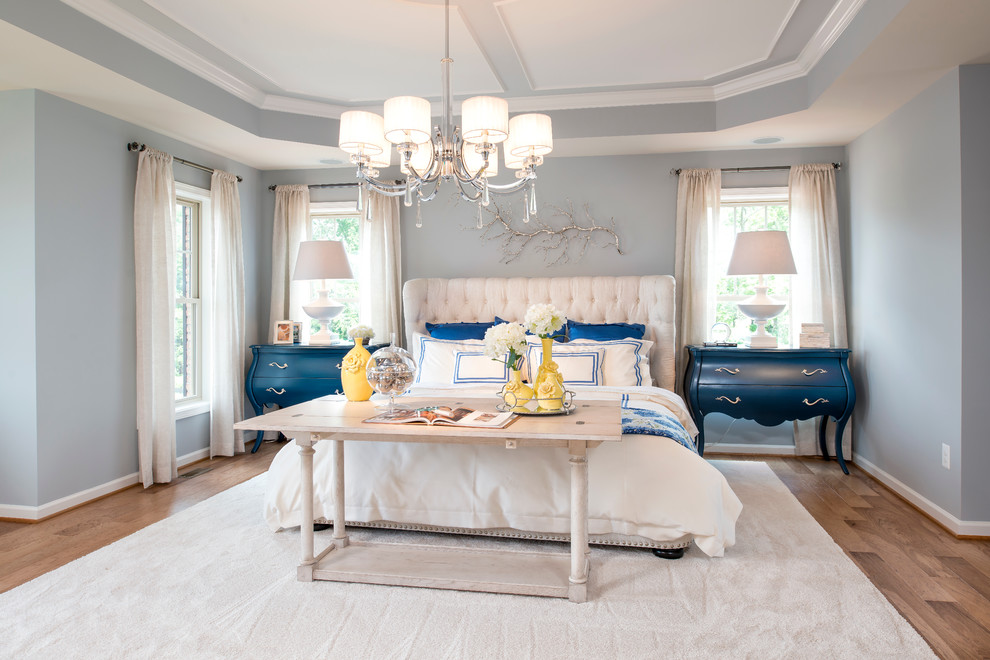 Стильный дизайн: большая хозяйская спальня в классическом стиле с серыми стенами и паркетным полом среднего тона без камина - последний тренд
