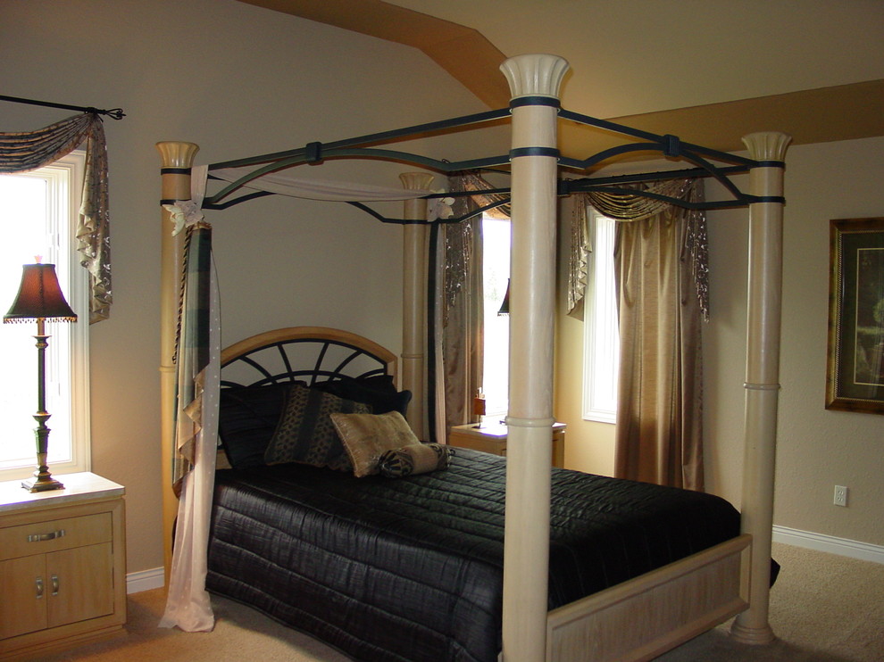 Foto de dormitorio principal tradicional de tamaño medio sin chimenea con paredes beige y moqueta