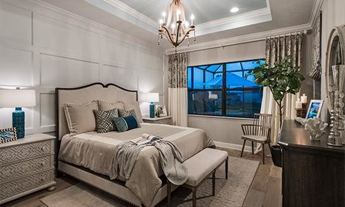 マイアミにある中くらいなトランジショナルスタイルのおしゃれな主寝室 (ベージュの壁、淡色無垢フローリング、暖炉なし、ベージュの床)