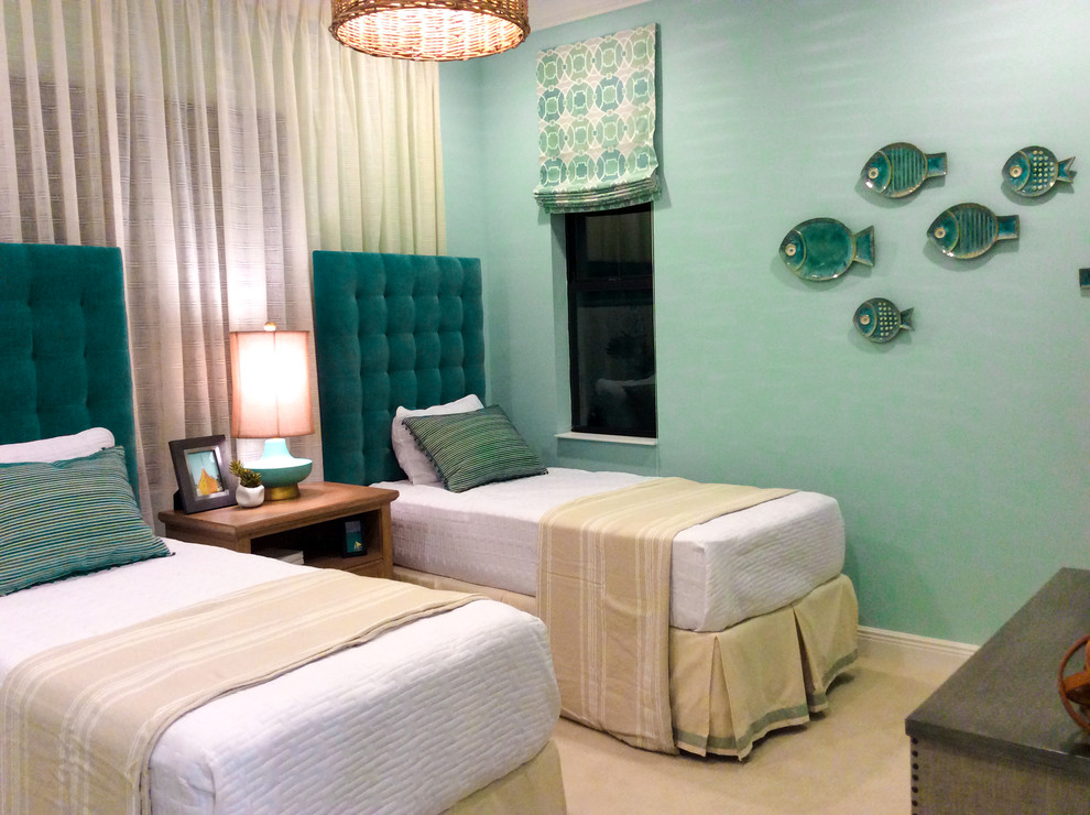 Mittelgroßes Klassisches Gästezimmer ohne Kamin mit blauer Wandfarbe, Teppichboden und beigem Boden in Miami