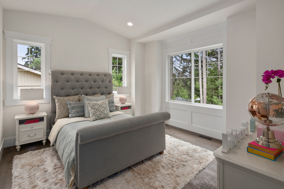 Diseño de habitación de invitados de estilo americano de tamaño medio con paredes blancas, suelo de madera en tonos medios y suelo marrón