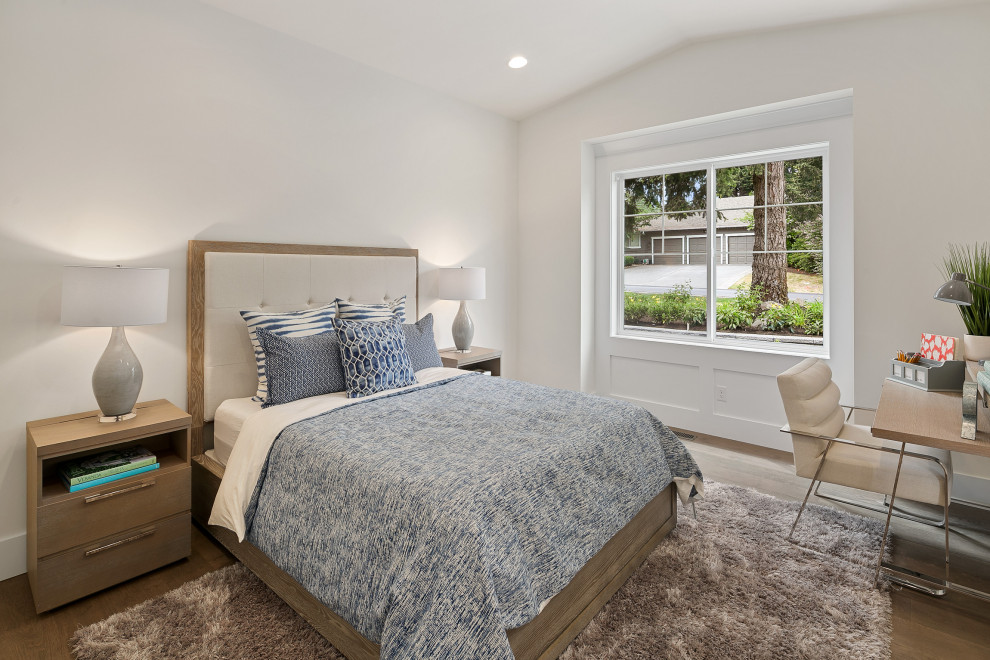 Foto de habitación de invitados de estilo americano de tamaño medio con paredes blancas, suelo de madera en tonos medios y suelo marrón