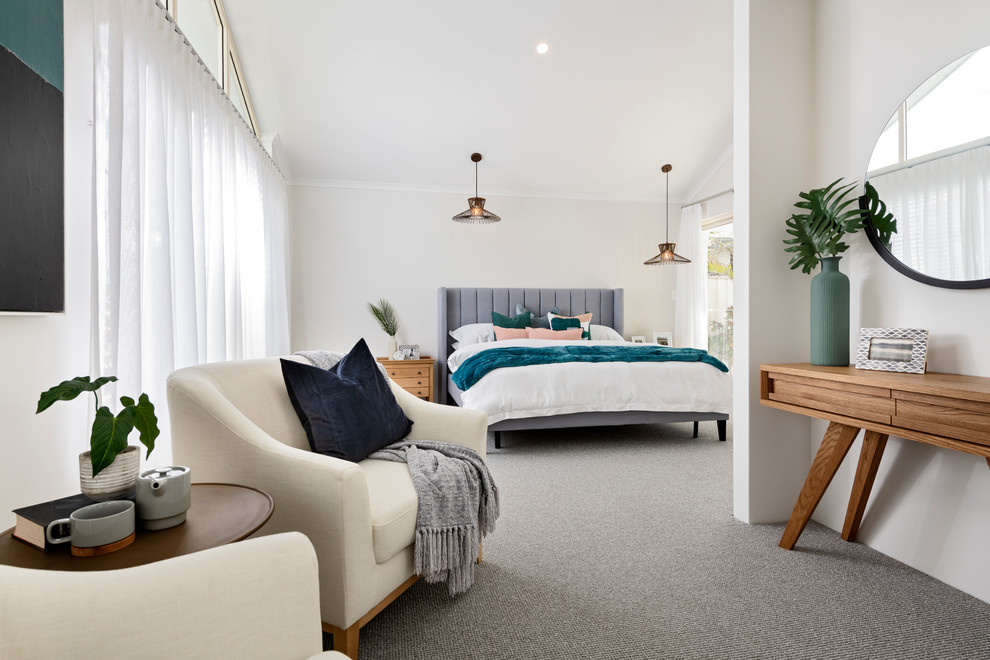 Imagen de dormitorio principal costero con paredes blancas, moqueta y suelo gris
