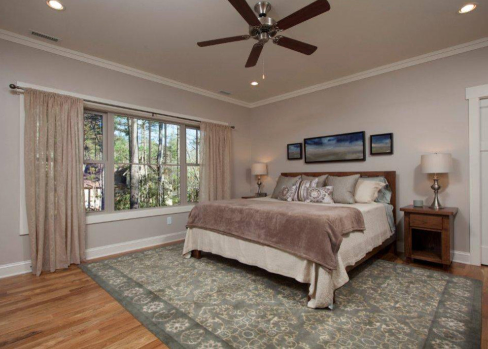 Mittelgroßes Rustikales Hauptschlafzimmer mit weißer Wandfarbe und braunem Holzboden in Sonstige