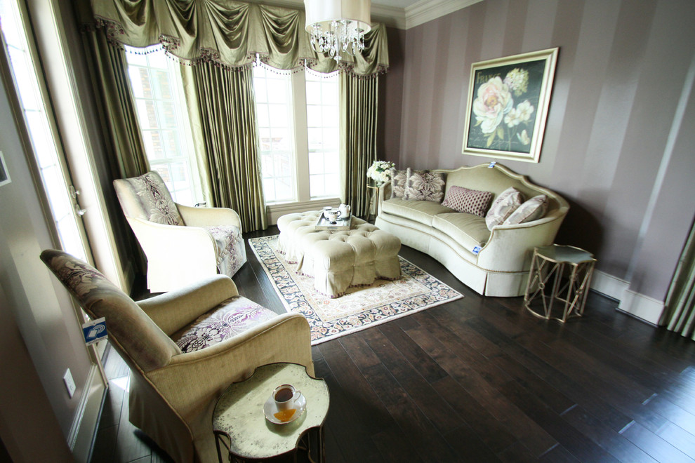 Idee per una grande camera matrimoniale vittoriana con pareti viola, parquet scuro e pavimento marrone
