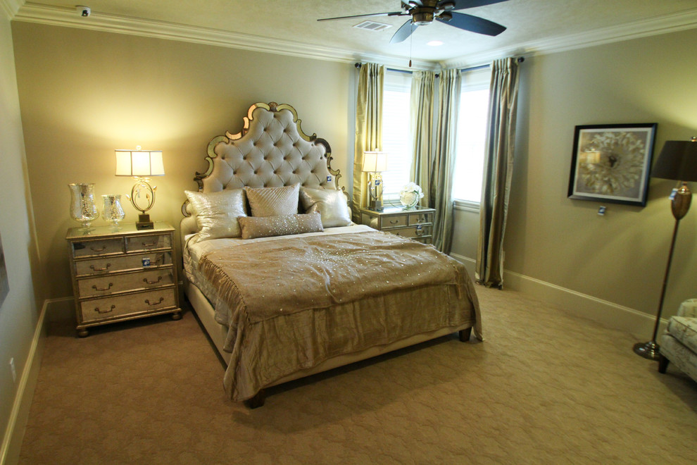 ヒューストンにある広いヴィクトリアン調のおしゃれな客用寝室 (ベージュの壁、カーペット敷き、ベージュの床) のレイアウト