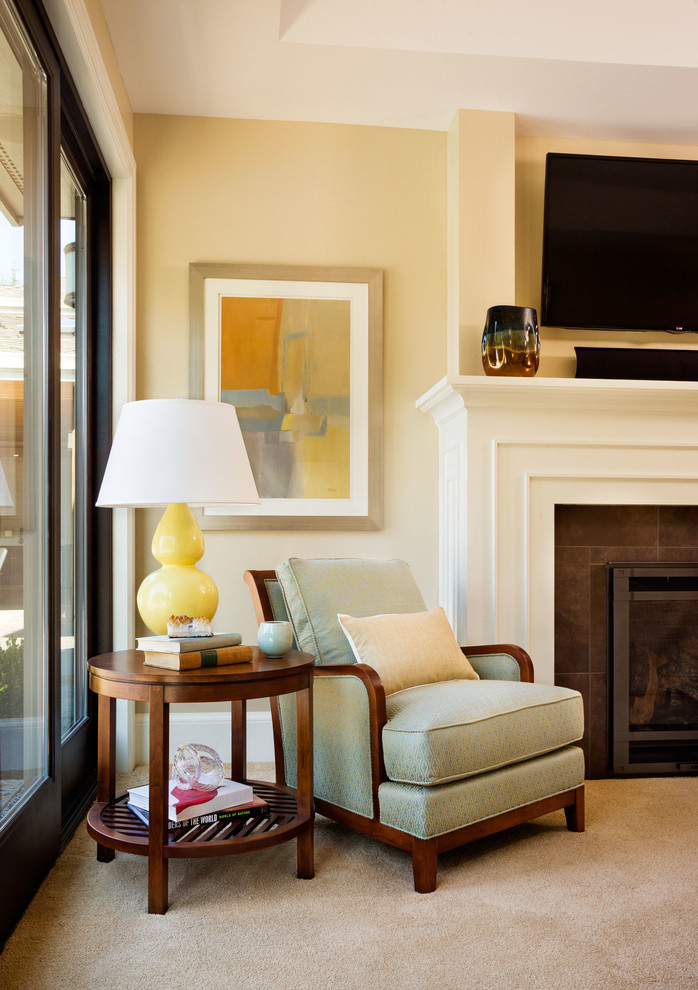 Inspiration pour une très grande chambre traditionnelle avec un mur beige, une cheminée standard et un manteau de cheminée en carrelage.