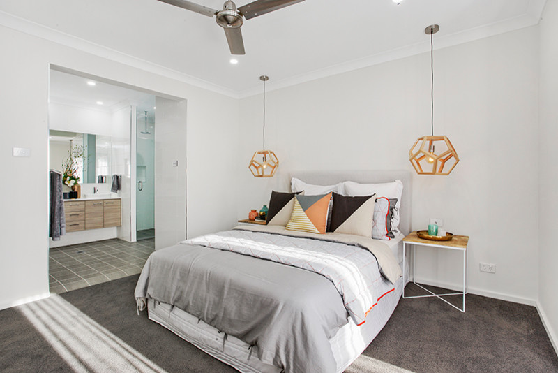 Стильный дизайн: большая хозяйская спальня в стиле модернизм с белыми стенами и ковровым покрытием без камина - последний тренд