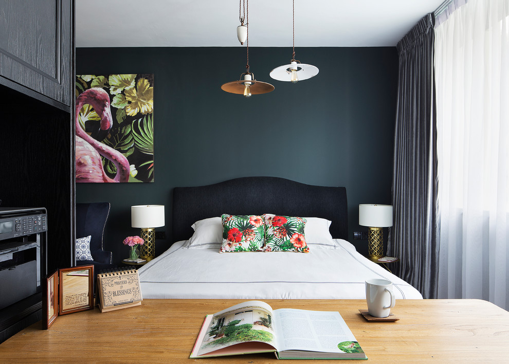 Свежая идея для дизайна: спальня в стиле неоклассика (современная классика) с черными стенами - отличное фото интерьера