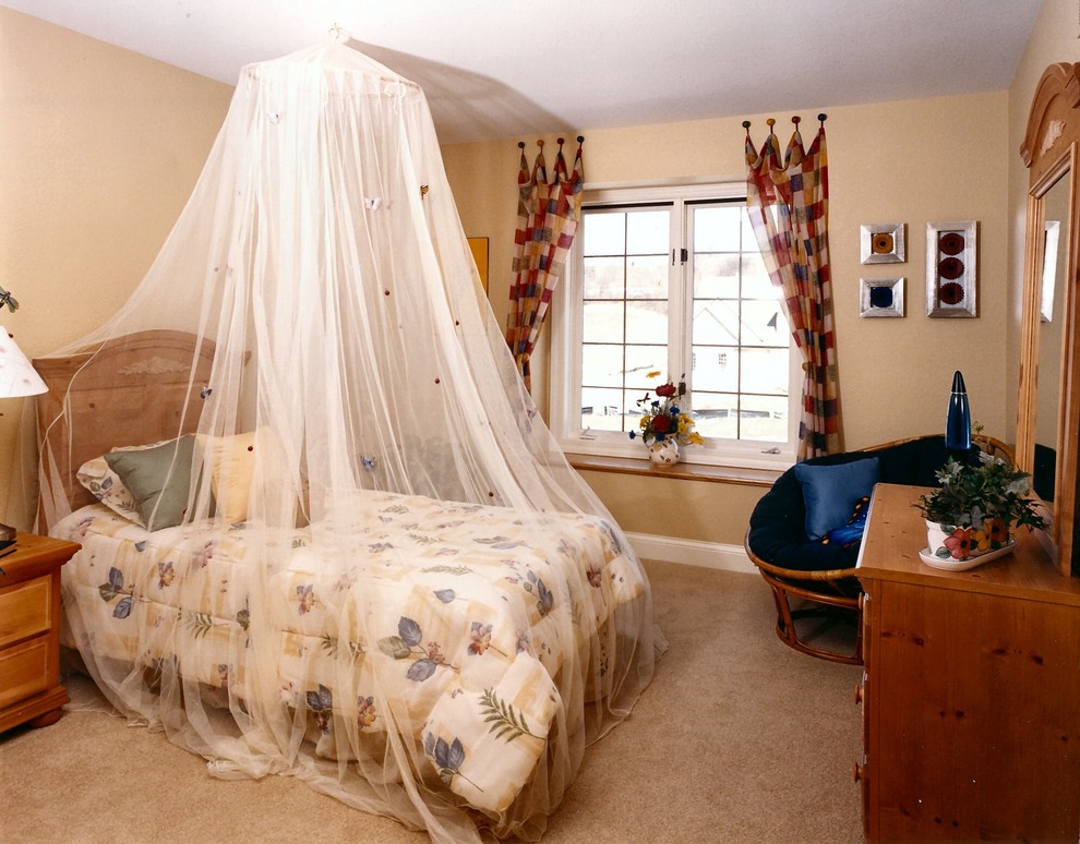 Example of a classic bedroom design in Milwaukee