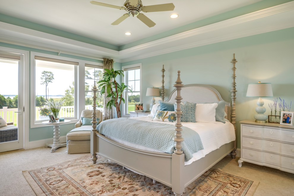 На фото: спальня в морском стиле с синими стенами и ковровым покрытием с