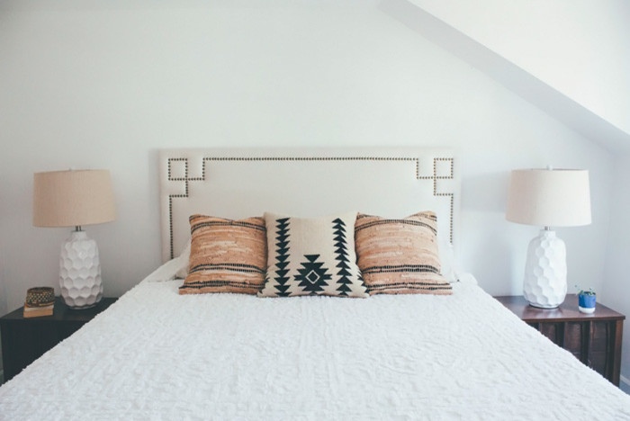 Stilmix Hauptschlafzimmer mit weißer Wandfarbe und gebeiztem Holzboden in New York
