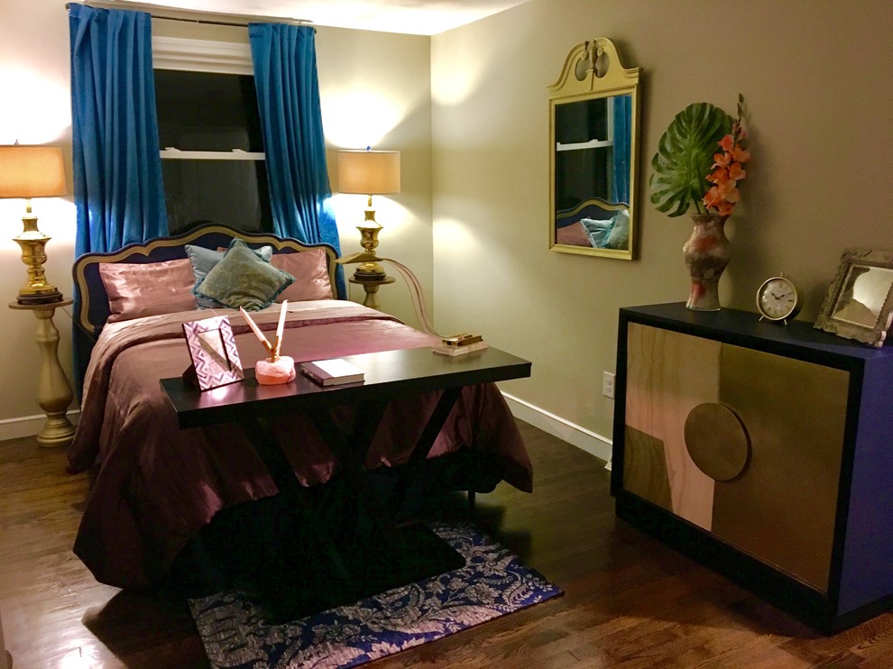 Diseño de dormitorio principal actual de tamaño medio sin chimenea con paredes beige, suelo de madera oscura y suelo marrón