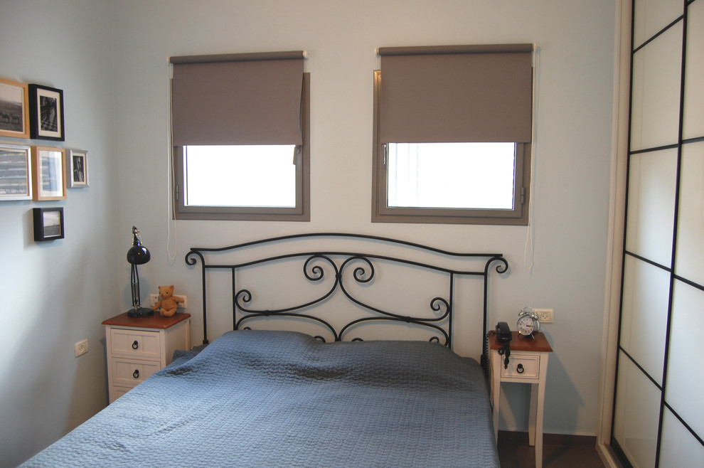 Пример оригинального дизайна: спальня в стиле фьюжн с синими стенами и полом из керамической плитки