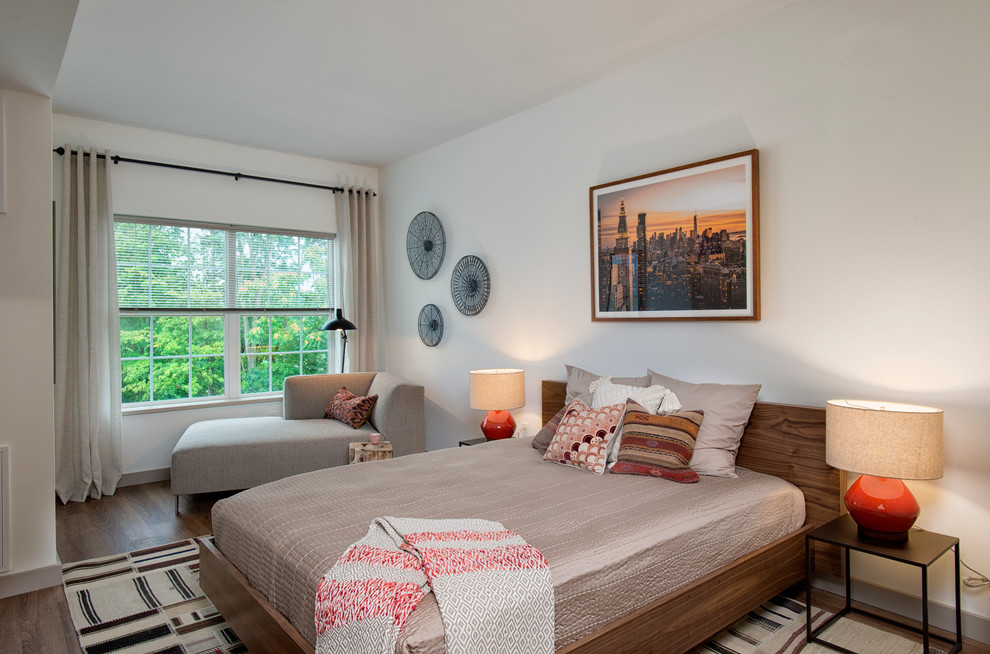 Стильный дизайн: хозяйская спальня среднего размера в стиле модернизм с белыми стенами, паркетным полом среднего тона и коричневым полом без камина - последний тренд