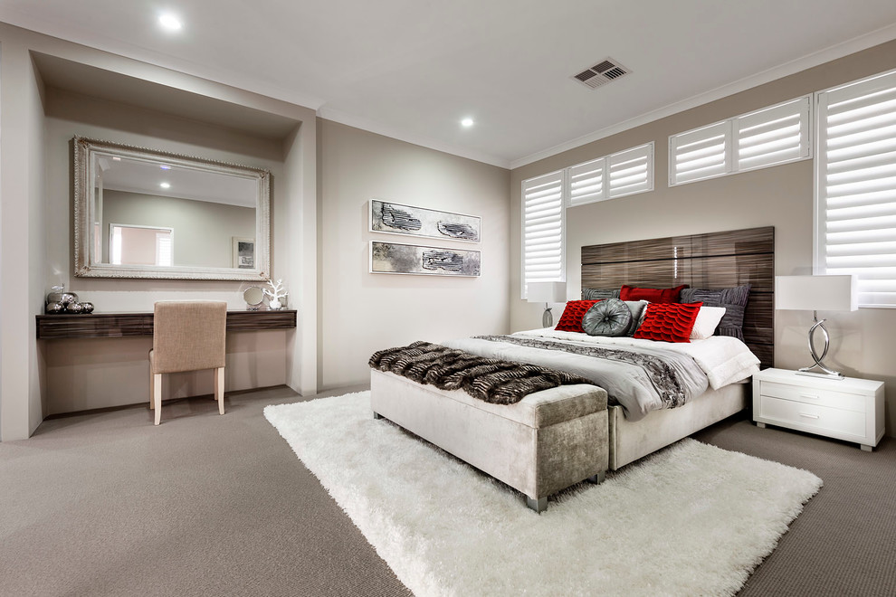 Modelo de dormitorio principal moderno de tamaño medio con paredes beige y moqueta