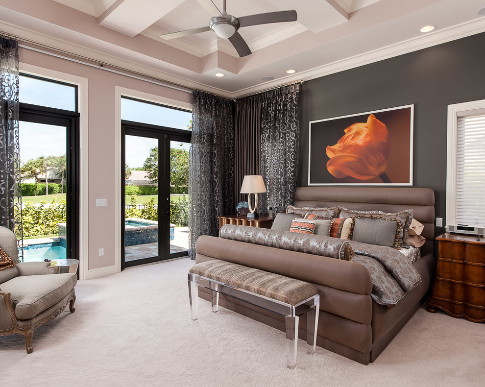 Großes Modernes Hauptschlafzimmer mit brauner Wandfarbe, Teppichboden und beigem Boden in Miami