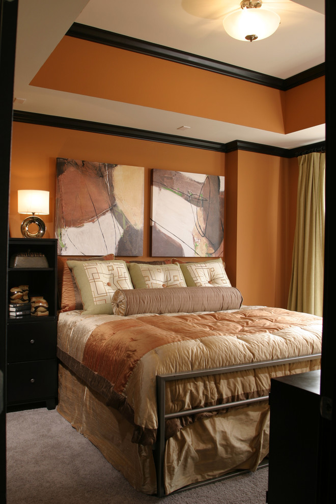 Стильный дизайн: гостевая спальня (комната для гостей) в стиле неоклассика (современная классика) с оранжевыми стенами - последний тренд