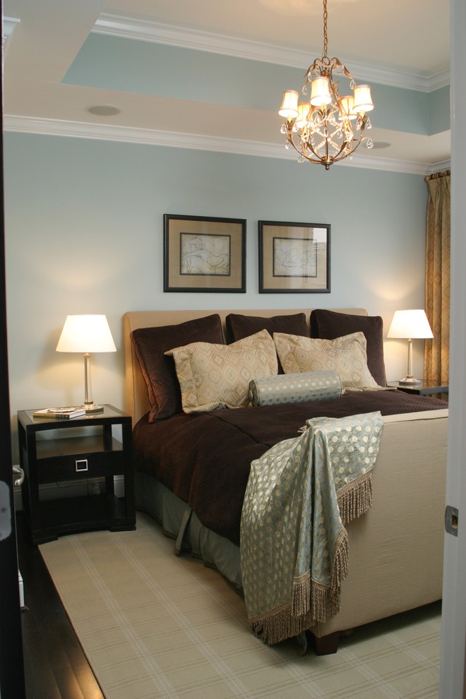 アトランタにある小さなトラディショナルスタイルのおしゃれなロフト寝室 (青い壁、濃色無垢フローリング、黒い床) のレイアウト