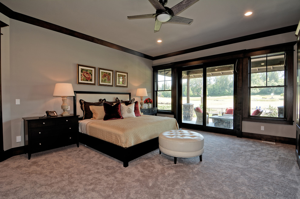 Стильный дизайн: большая хозяйская спальня в современном стиле с серыми стенами, ковровым покрытием и серым полом без камина - последний тренд