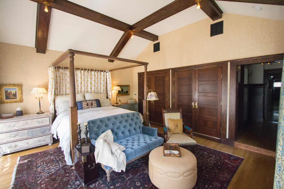 ロサンゼルスにある巨大なトラディショナルスタイルのおしゃれな主寝室 (ベージュの壁、無垢フローリング、暖炉なし) のインテリア