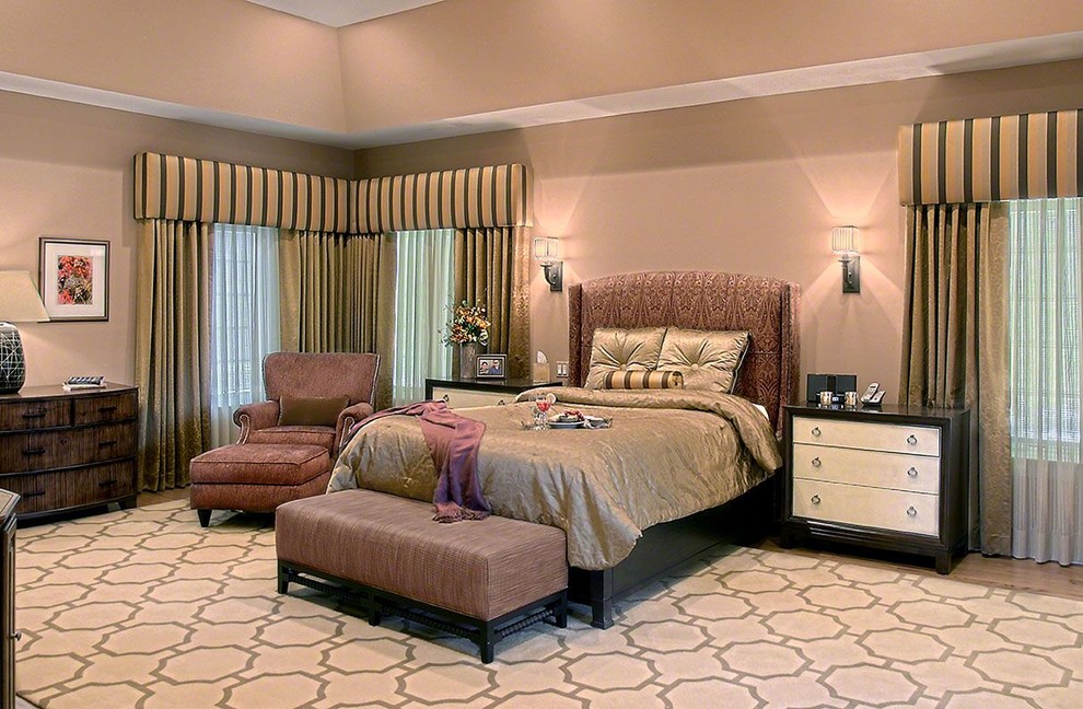 Imagen de dormitorio principal tradicional con paredes beige, suelo de madera en tonos medios y suelo marrón