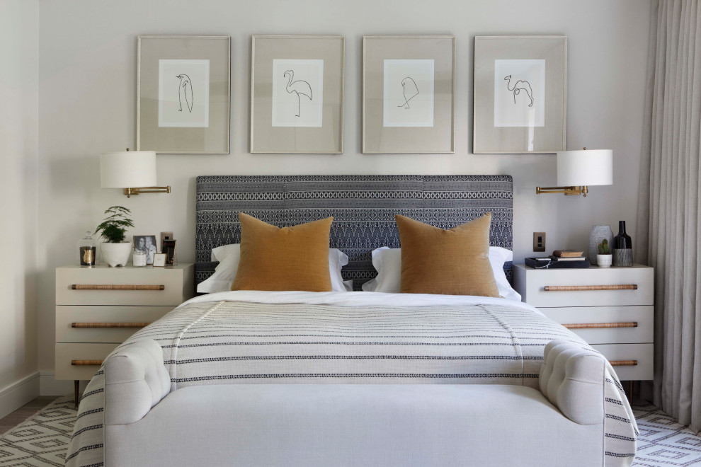 На фото: хозяйская спальня среднего размера в стиле неоклассика (современная классика) с серыми стенами и бежевым полом