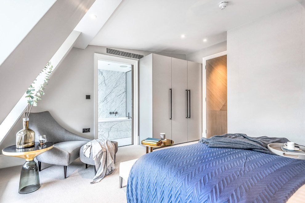 ロンドンにあるコンテンポラリースタイルのおしゃれな寝室 (グレーの壁、カーペット敷き、グレーの床) のレイアウト