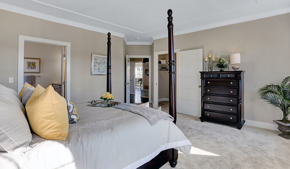 Foto de dormitorio principal tradicional grande sin chimenea con paredes beige, moqueta y suelo beige