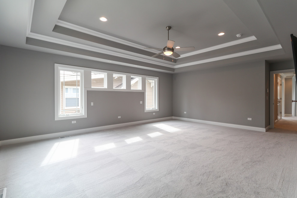 Großes Modernes Gästezimmer mit grauer Wandfarbe, Teppichboden und weißem Boden in Chicago