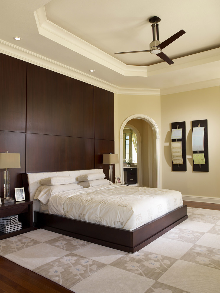Пример оригинального дизайна: большая хозяйская спальня в современном стиле с бежевыми стенами, темным паркетным полом и коричневым полом без камина