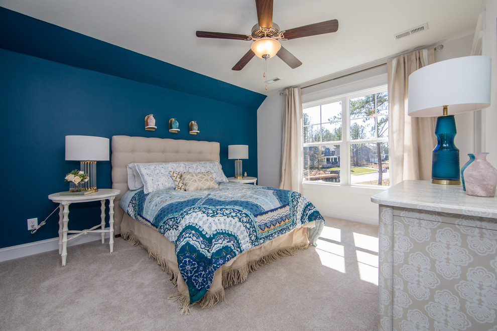На фото: большая гостевая спальня (комната для гостей) в стиле кантри с синими стенами, ковровым покрытием и бежевым полом