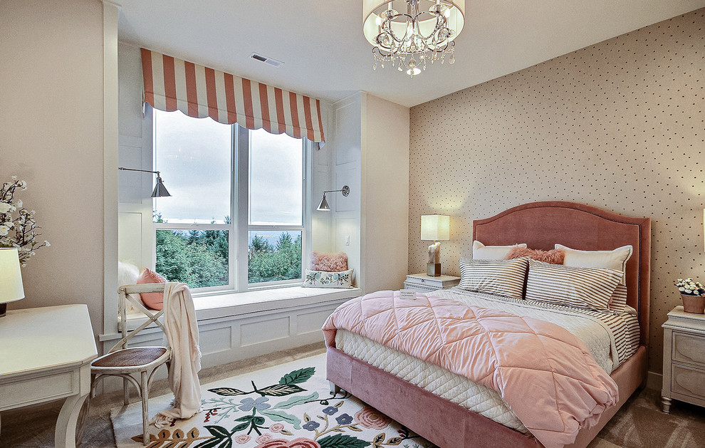 Идея дизайна: огромная гостевая спальня (комната для гостей) в стиле кантри с разноцветными стенами, ковровым покрытием и бежевым полом