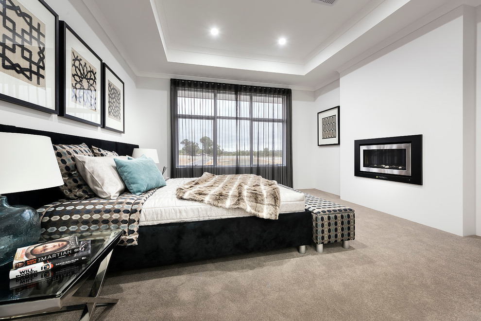 Mittelgroßes Modernes Hauptschlafzimmer mit weißer Wandfarbe, Teppichboden, Gaskamin und Kaminumrandung aus Metall in Perth