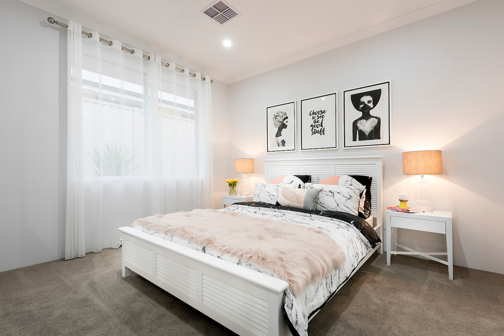 На фото: гостевая спальня среднего размера, (комната для гостей) в стиле неоклассика (современная классика) с белыми стенами и ковровым покрытием без камина