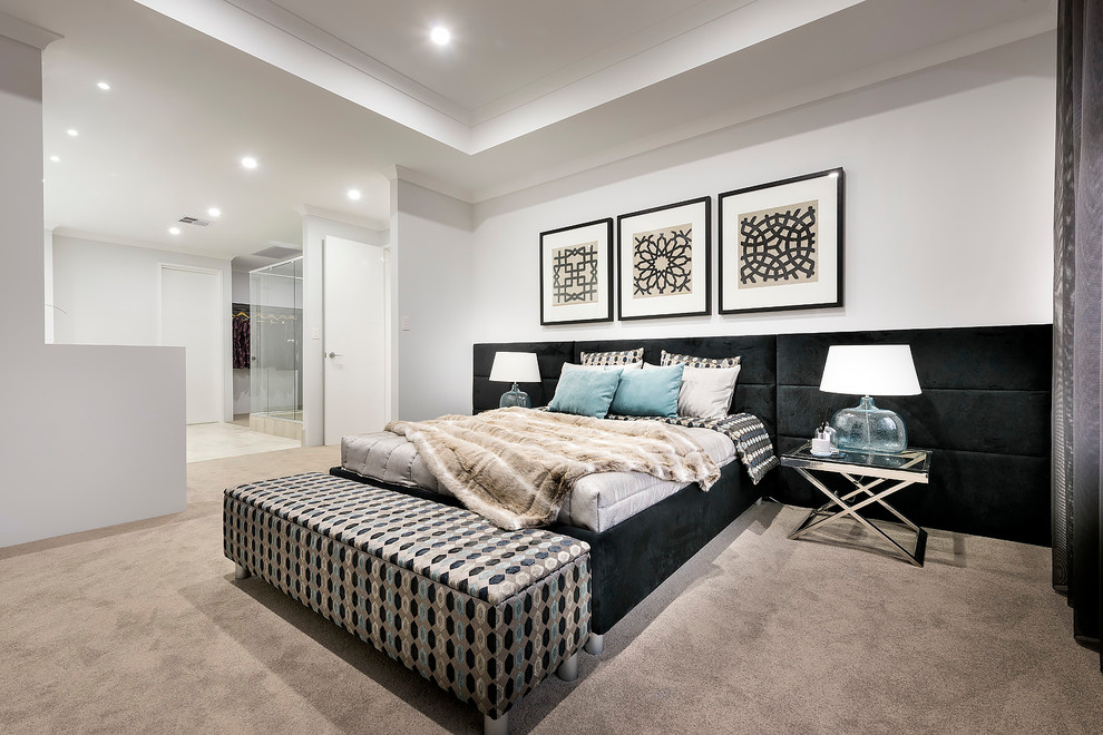 Стильный дизайн: хозяйская спальня среднего размера в современном стиле с белыми стенами и ковровым покрытием - последний тренд