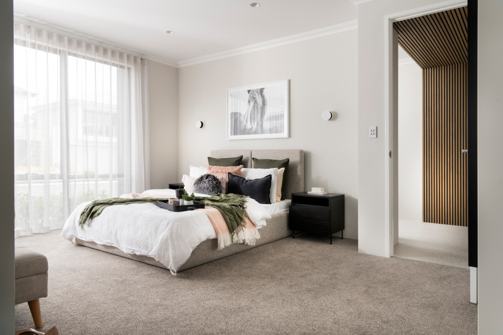 Modelo de dormitorio principal contemporáneo de tamaño medio con paredes grises, moqueta y suelo gris
