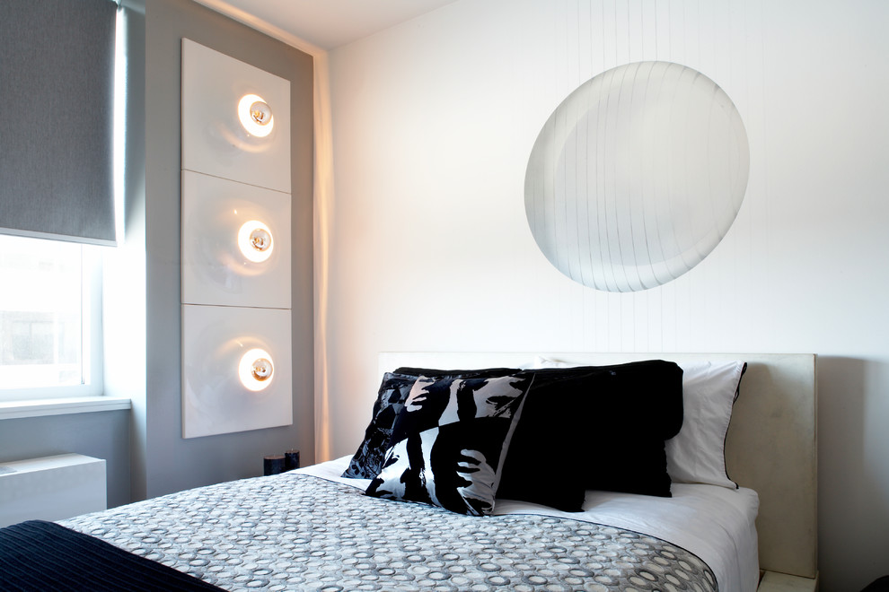 Inspiration pour une chambre d'amis design de taille moyenne avec un mur blanc, parquet foncé et un sol marron.
