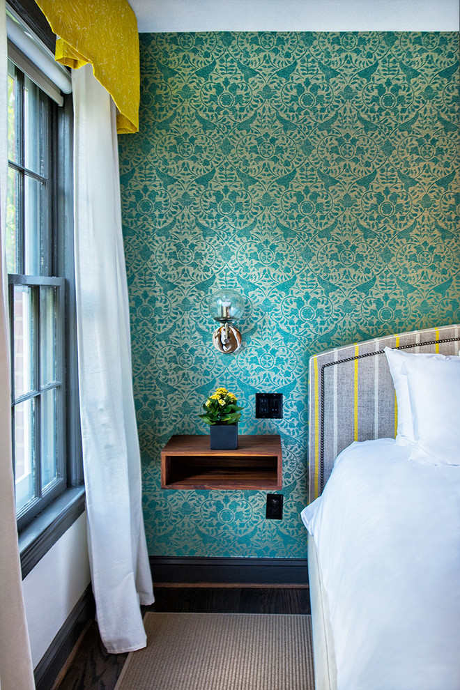Esempio di una camera da letto minimal di medie dimensioni con pareti verdi e parquet scuro
