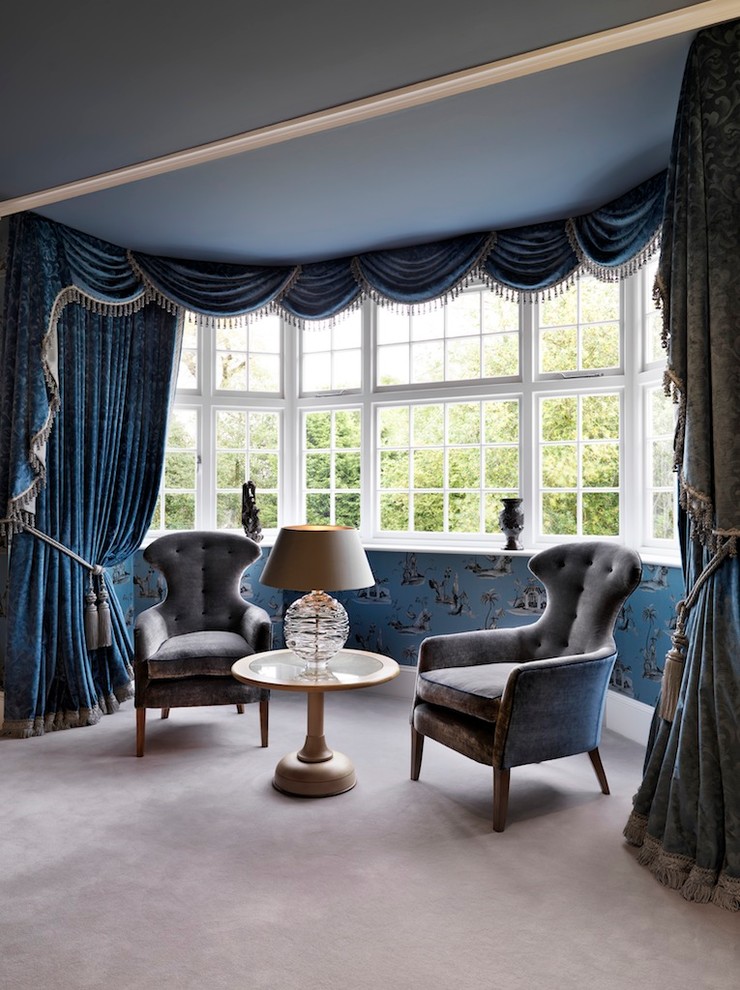 На фото: большая гостевая спальня (комната для гостей) в стиле фьюжн с синими стенами и ковровым покрытием без камина с