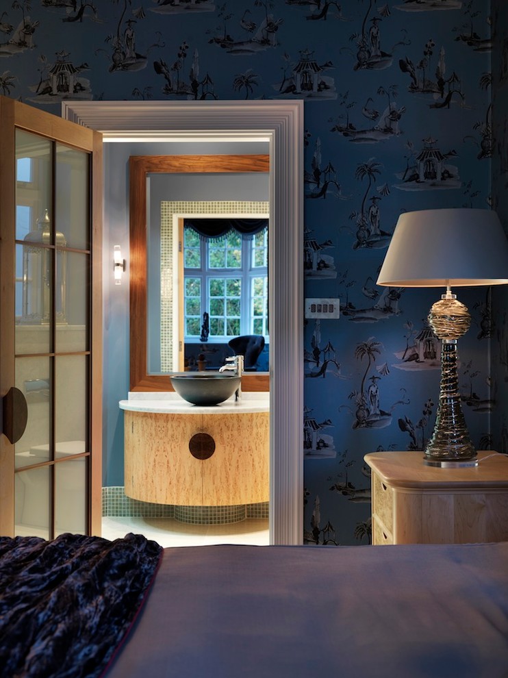 Imagen de habitación de invitados ecléctica grande con paredes azules y moqueta