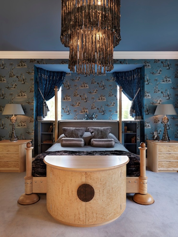 Foto de habitación de invitados ecléctica grande sin chimenea con paredes azules y moqueta