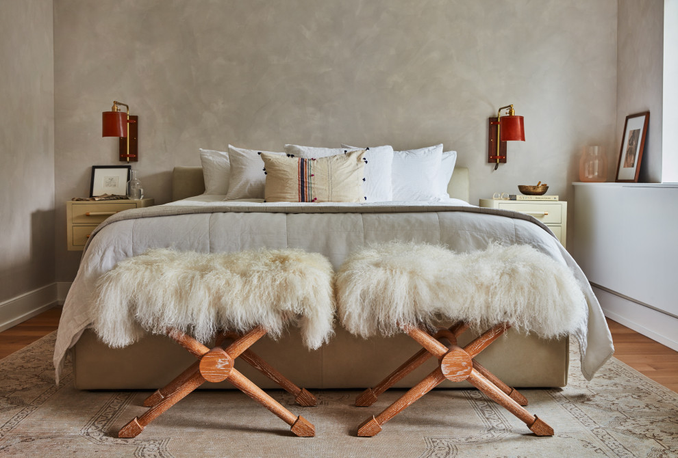 Modernes Schlafzimmer mit beiger Wandfarbe, braunem Holzboden und braunem Boden in Philadelphia