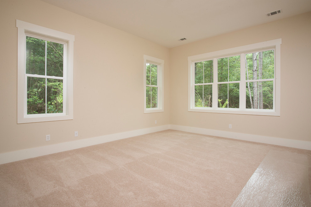 Aménagement d'une chambre classique de taille moyenne avec un mur beige.