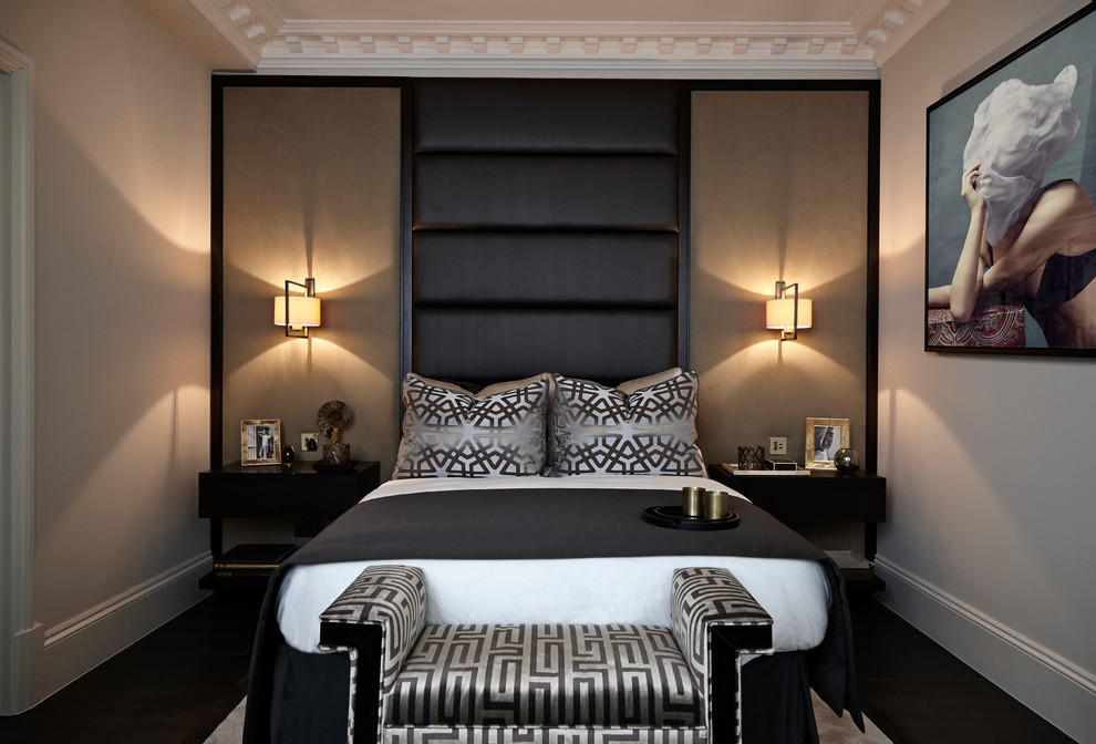ロンドンにあるコンテンポラリースタイルのおしゃれな主寝室 (ベージュの壁、暖炉なし) のレイアウト
